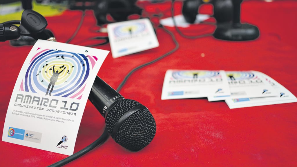 El informe denuncia que el Gobierno persigue, o en el mejor de los casos ignora, a los medios comunitarios.