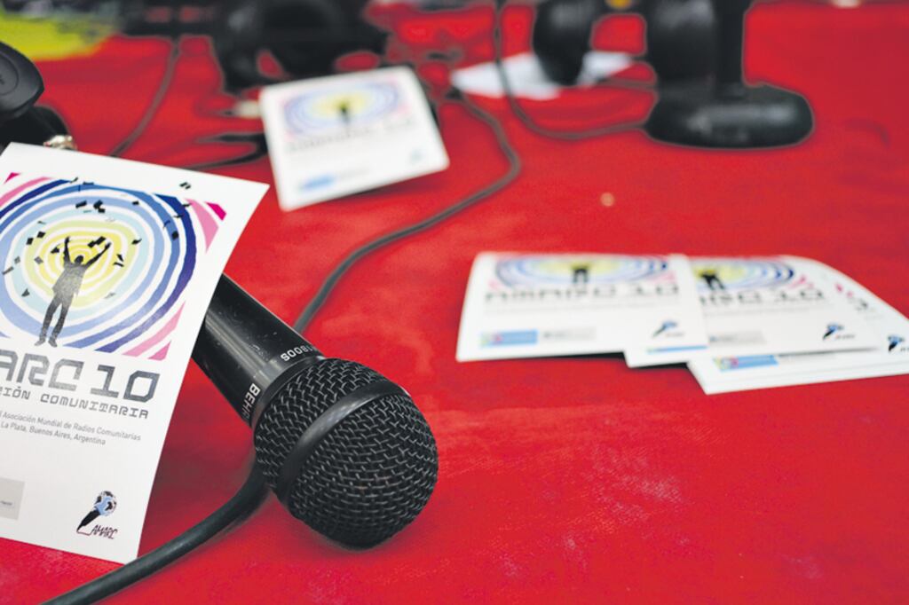 El informe denuncia que el Gobierno persigue, o en el mejor de los casos ignora, a los medios comunitarios.