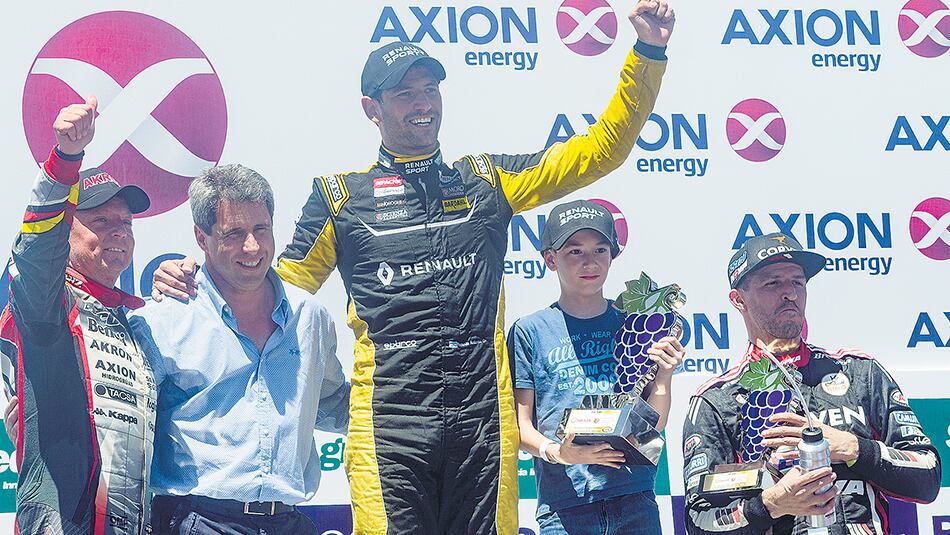 Brazo en alto de Facundo Ardusso para festejar la victoria con su Torino.