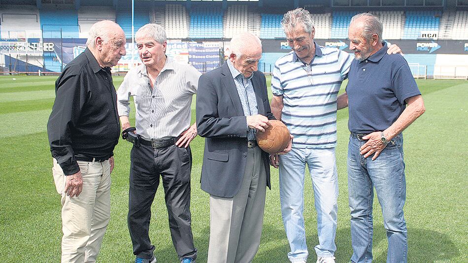 Rubén Díaz (cuarto desde la izquierda), en el festejo con sus ex compañeros de Racing.