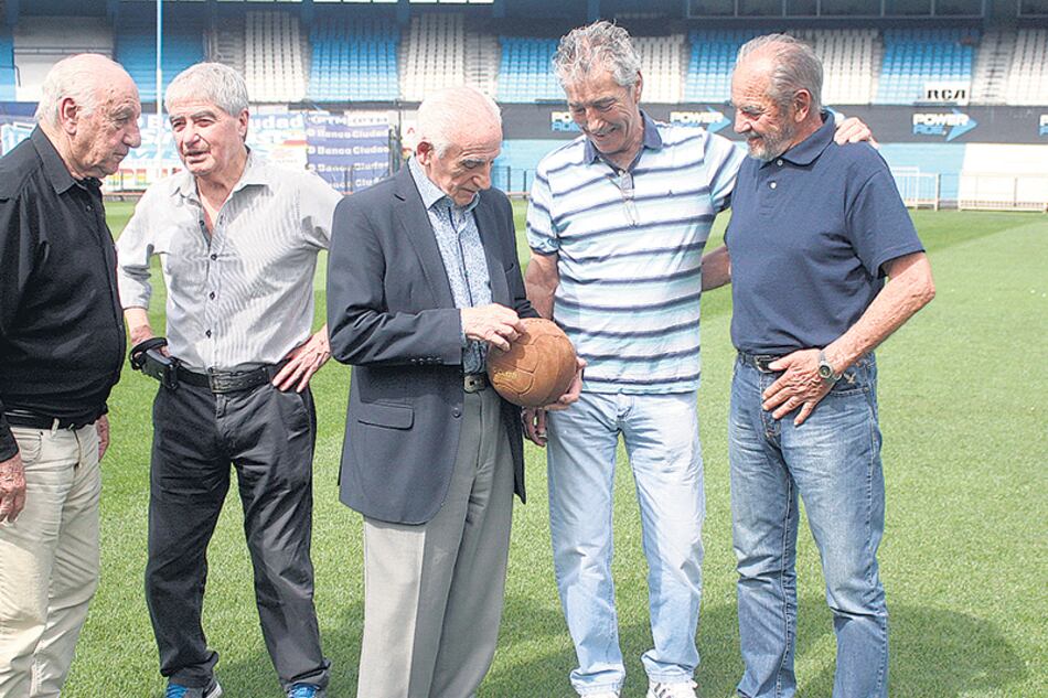 Rubén Díaz (cuarto desde la izquierda), en el festejo con sus ex compañeros de Racing.