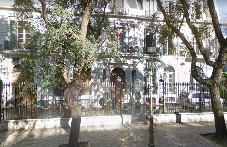 La embajada de Polonia, escenario de una manifestación contra el negacionismo.