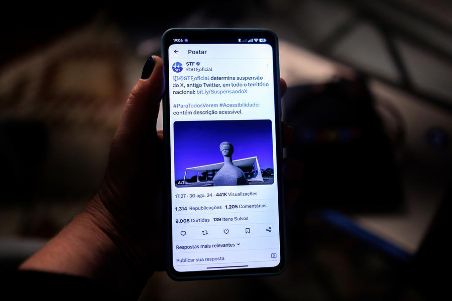 Elon Musk, "rey del fake", quiere mandar en Brasilia.