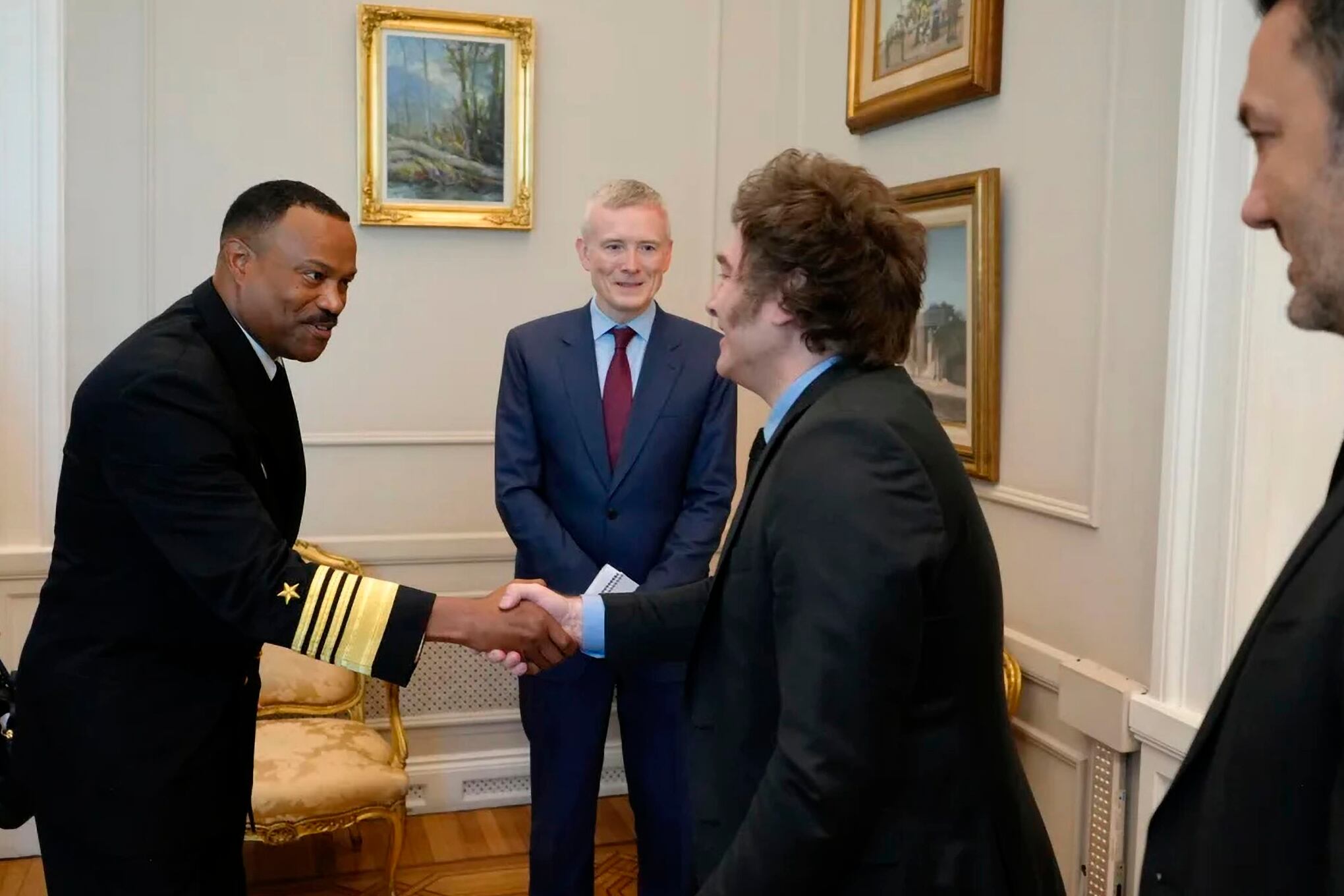 La reunión duró 45 minutos y estuvieron presentes también Petriy el jefe del Estado Mayor Conjunto Xavier Isaac.