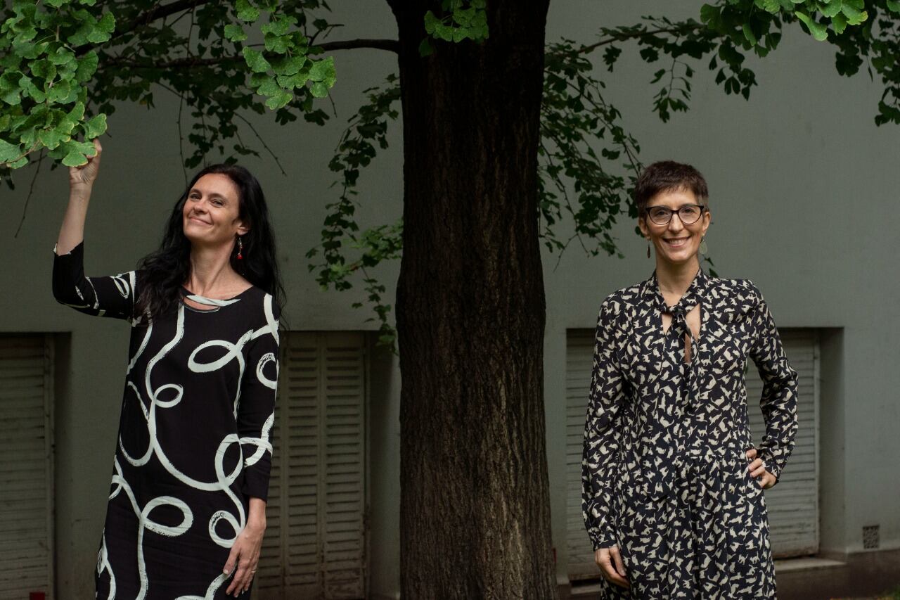 Carolina Tosi y Valeria Sardi, lingüistas.