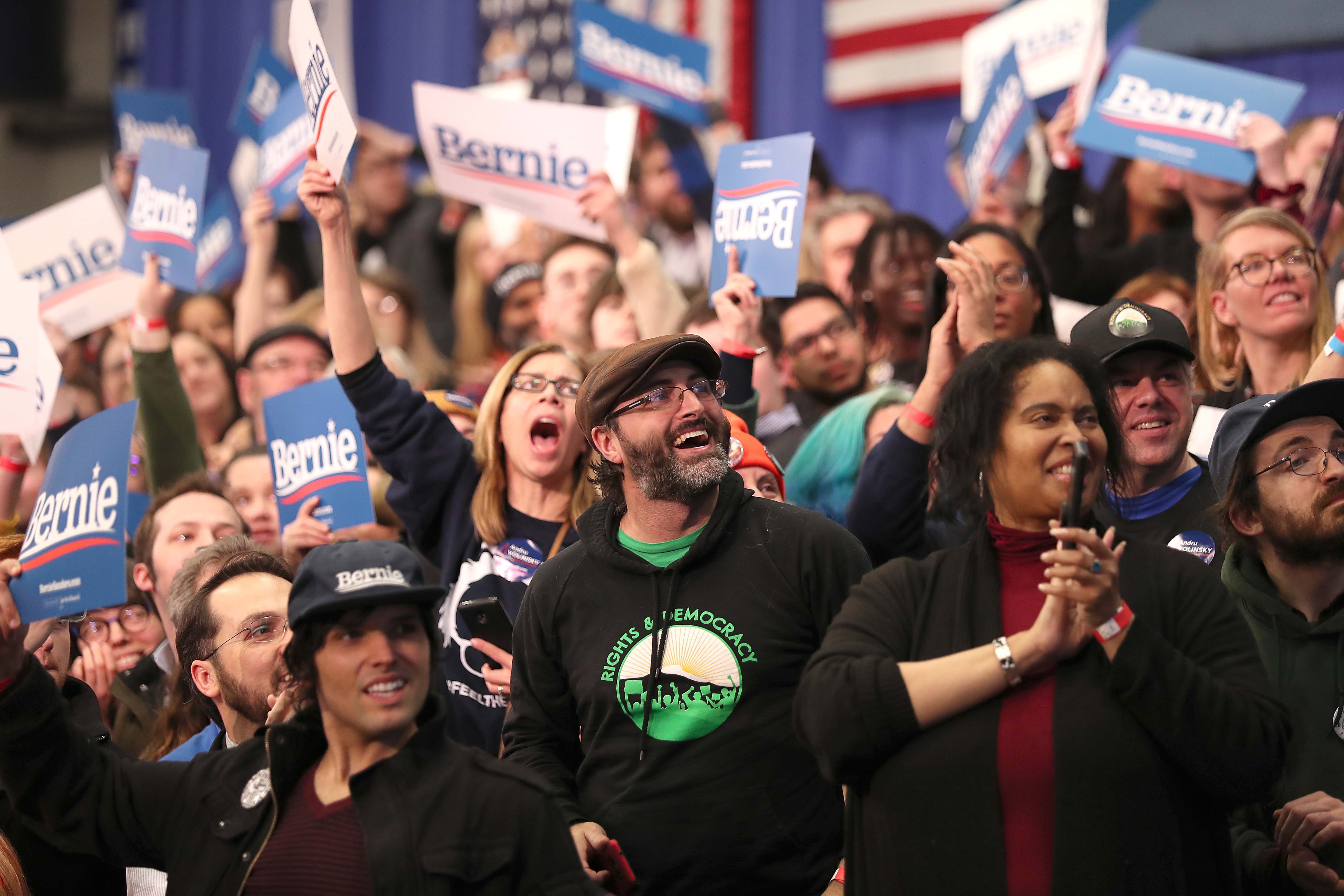 Seguidores de Sanders en New Hampshire festejan los resultados de la elección.