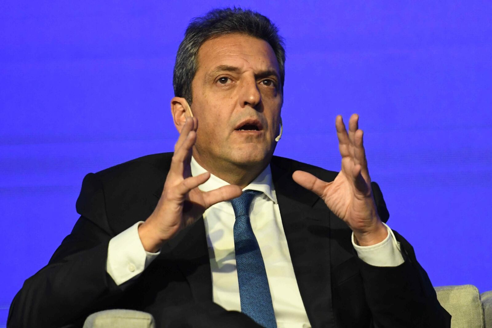 Sergio Massa, en el regreso de Brasil cambia el traje de ministro por el de candidato.