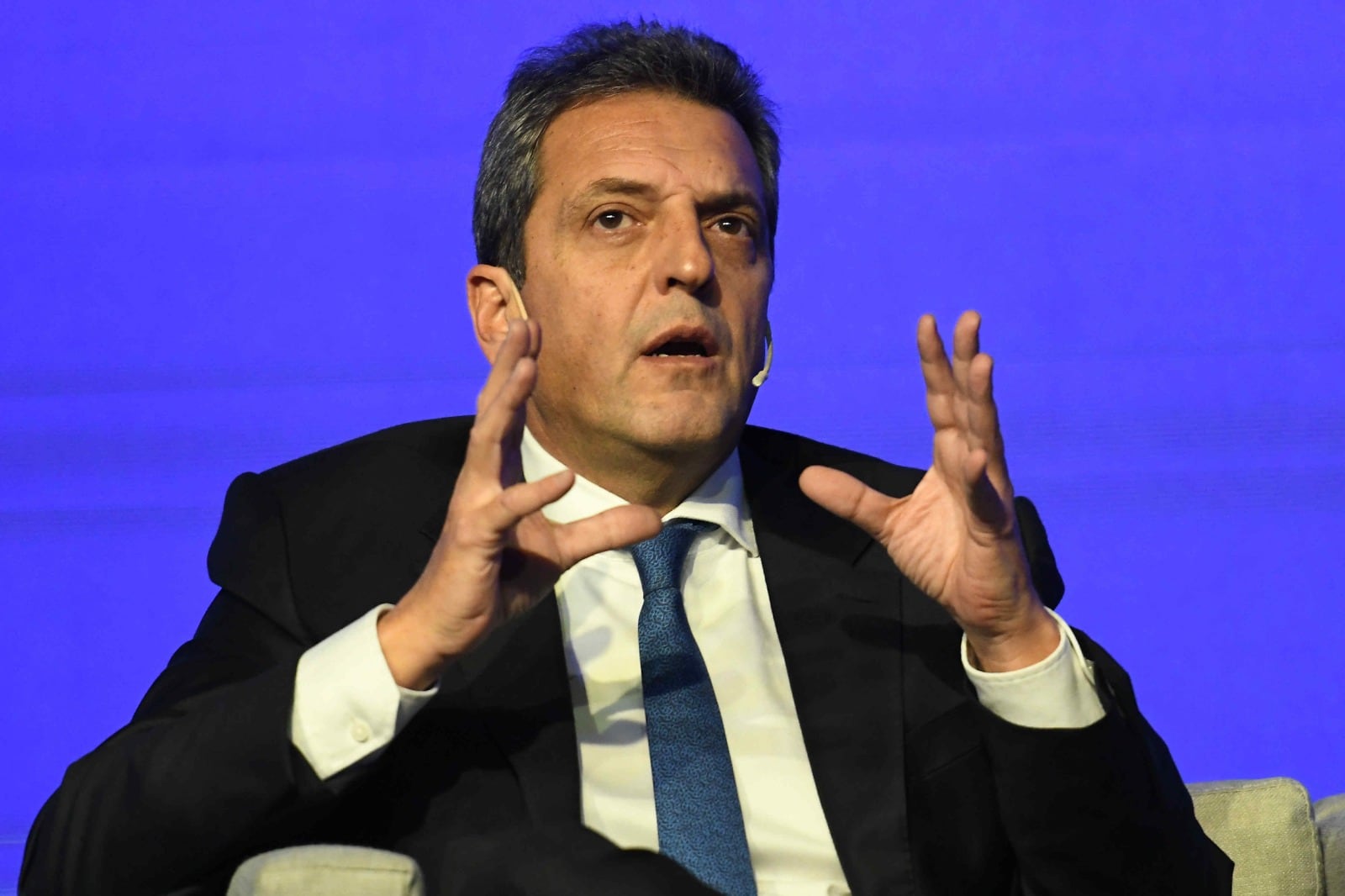 Sergio Massa, en el regreso de Brasil cambia el traje de ministro por el de candidato.