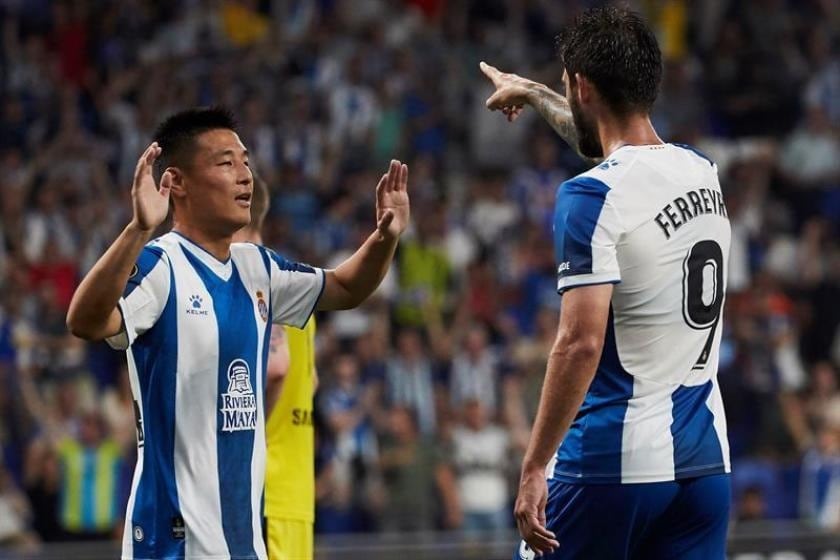 Ferreyra celebra con Wu Lei. El chino sería uno de los que dio positivo por Covid-19.