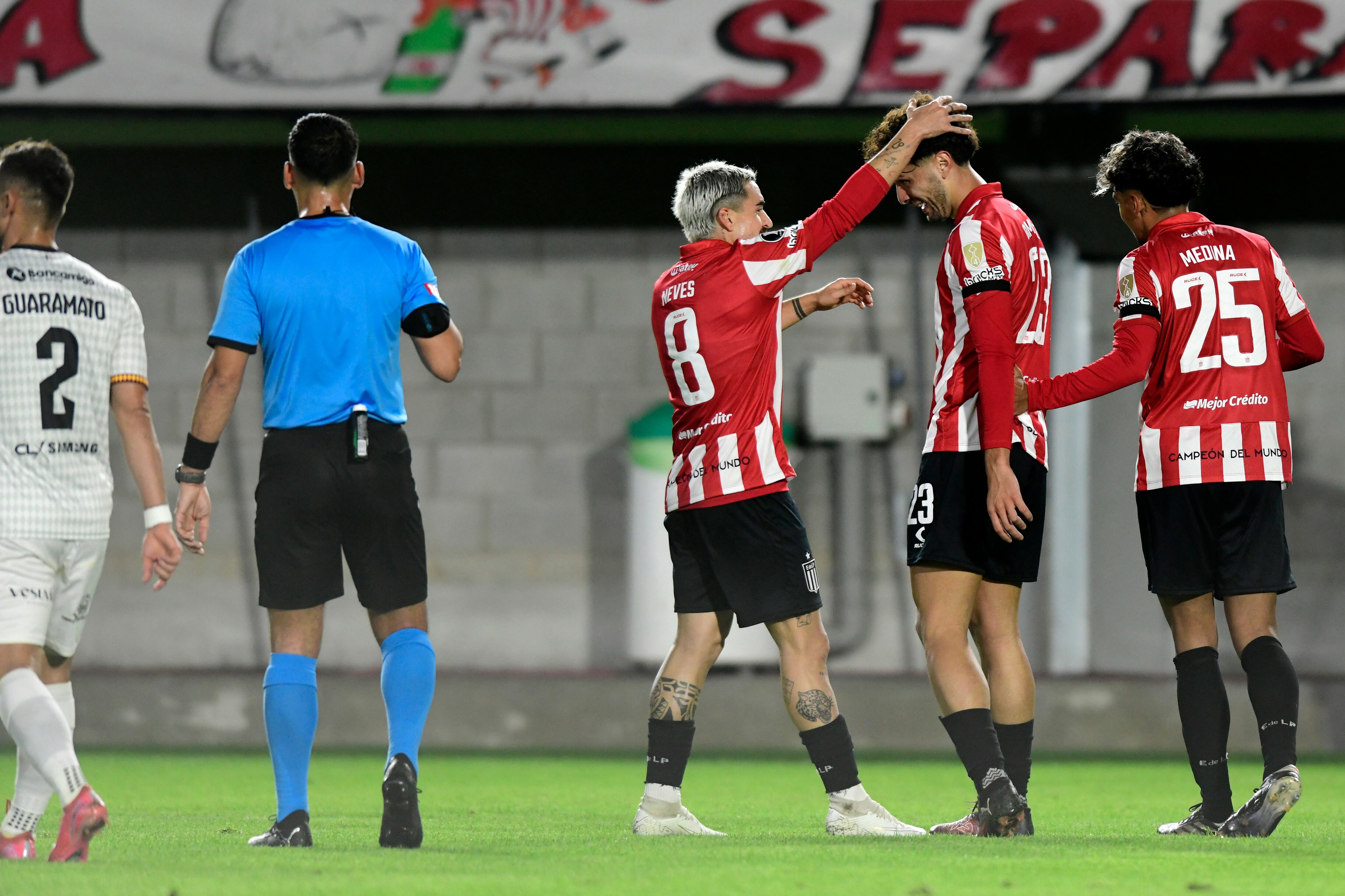 Neves saluda a Luciano Giménez en el festejo