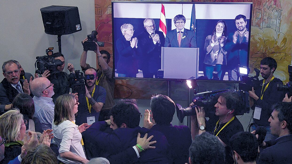 “La república catalana ha ganado a la monarquía del 155”, proclamó el ex president Puigdemont desde Bruselas.