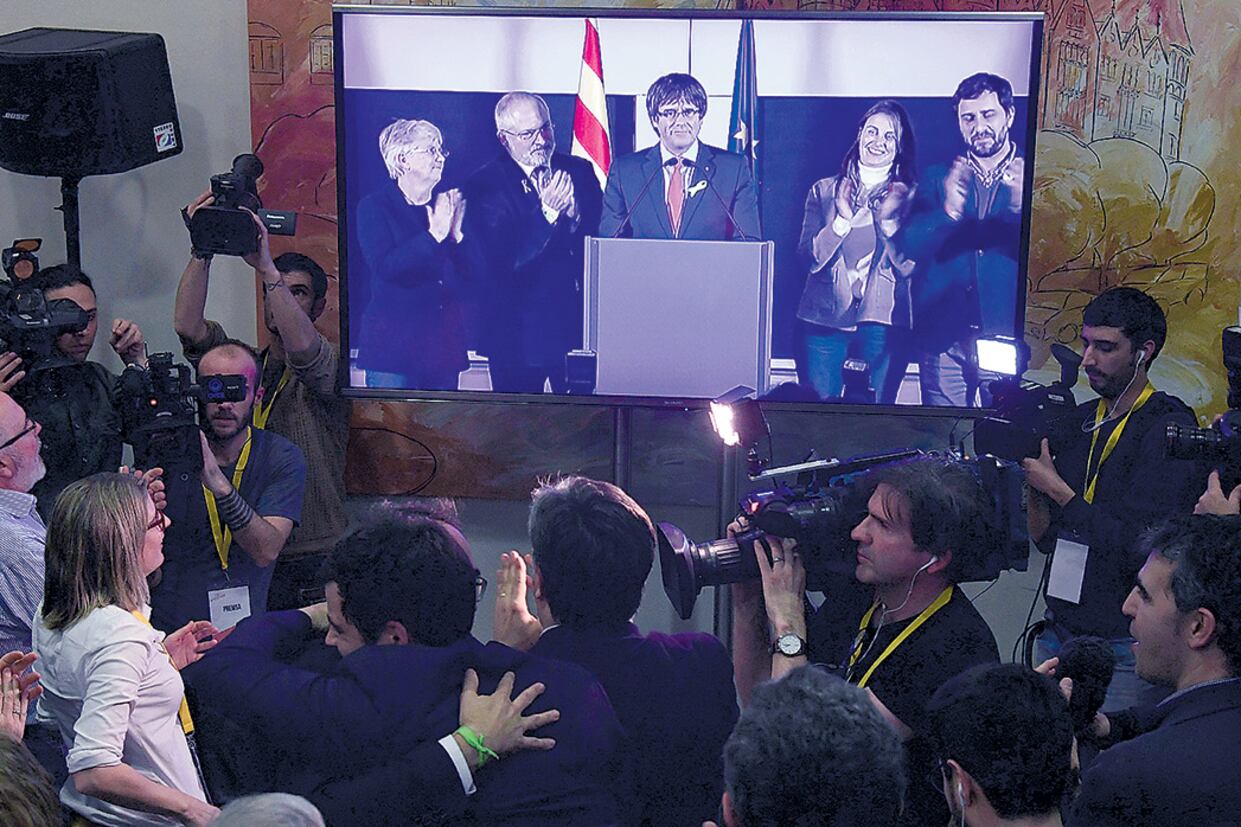 “La república catalana ha ganado a la monarquía del 155”, proclamó el ex president Puigdemont desde Bruselas.