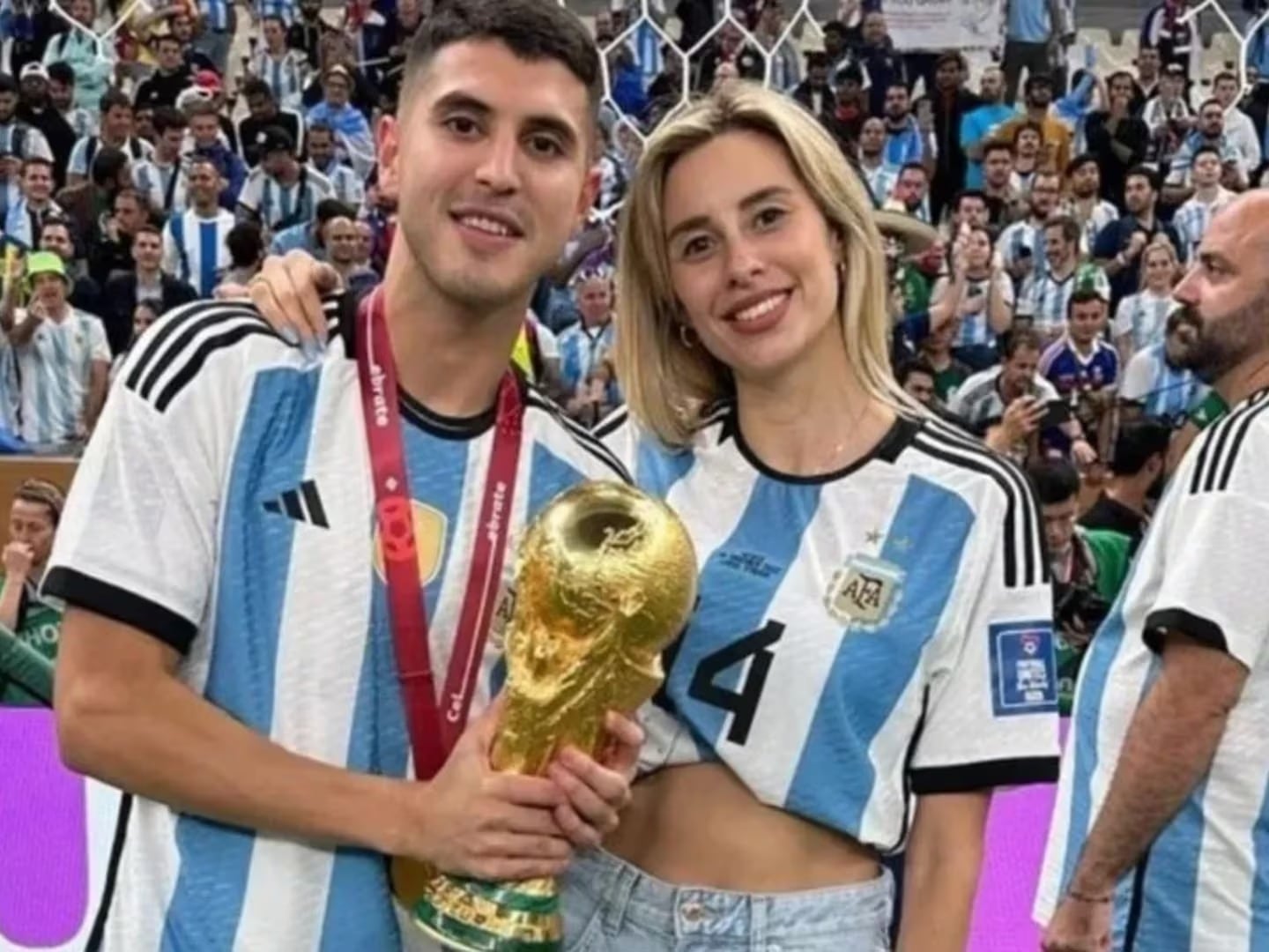 "El comprador de la primera camiseta, una cuota menos", escribió Frías, en sus redes sociales