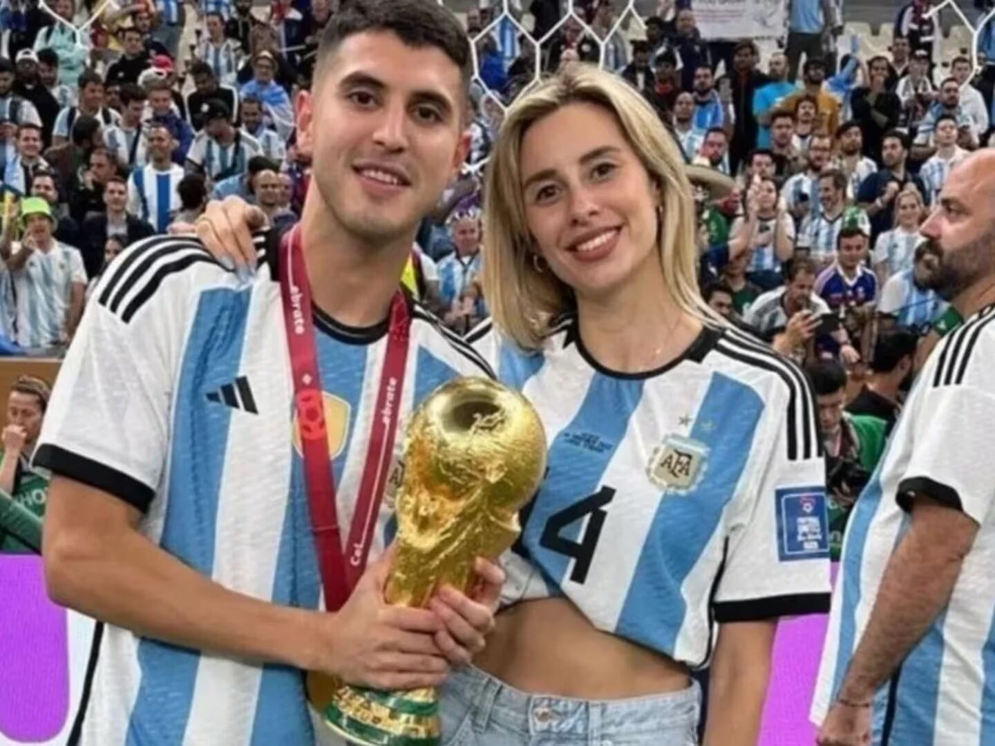 "El comprador de la primera camiseta, una cuota menos", escribió Frías, en sus redes sociales