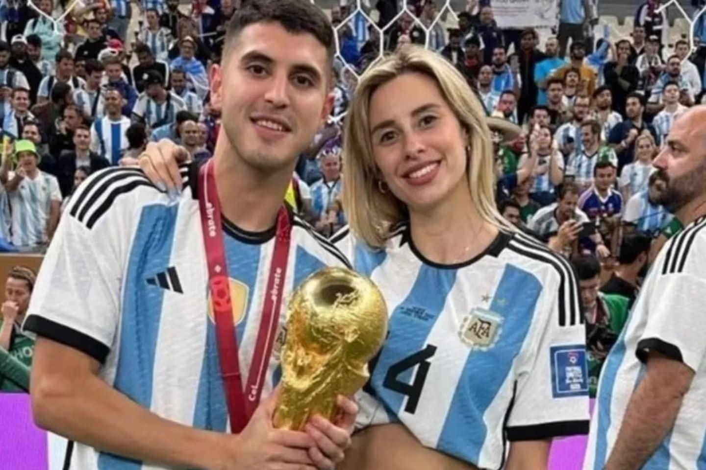 "El comprador de la primera camiseta, una cuota menos", escribió Frías, en sus redes sociales