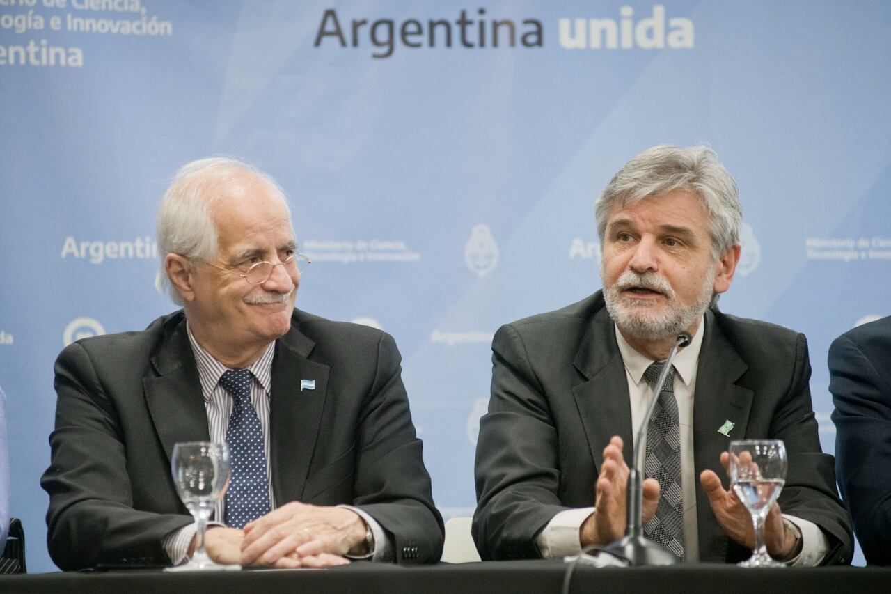 Jorge Taiana y Daniel Filmus en el auncio de la compra.