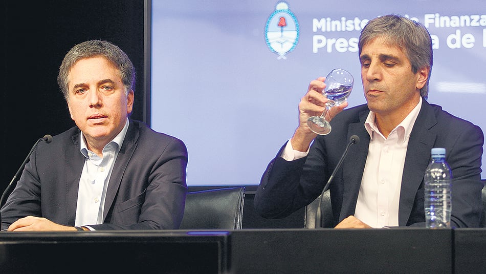 Los ministros Nicolás Dujovne y Luis Caputo anunciaron otra megaemisión de deuda en pesos.