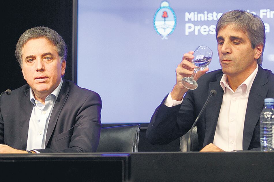 Los ministros Nicolás Dujovne y Luis Caputo anunciaron otra megaemisión de deuda en pesos.
