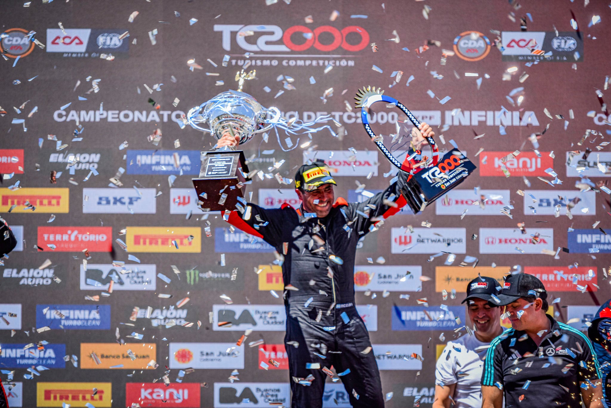 Ponce de León en lo más alto del podio en San Juan