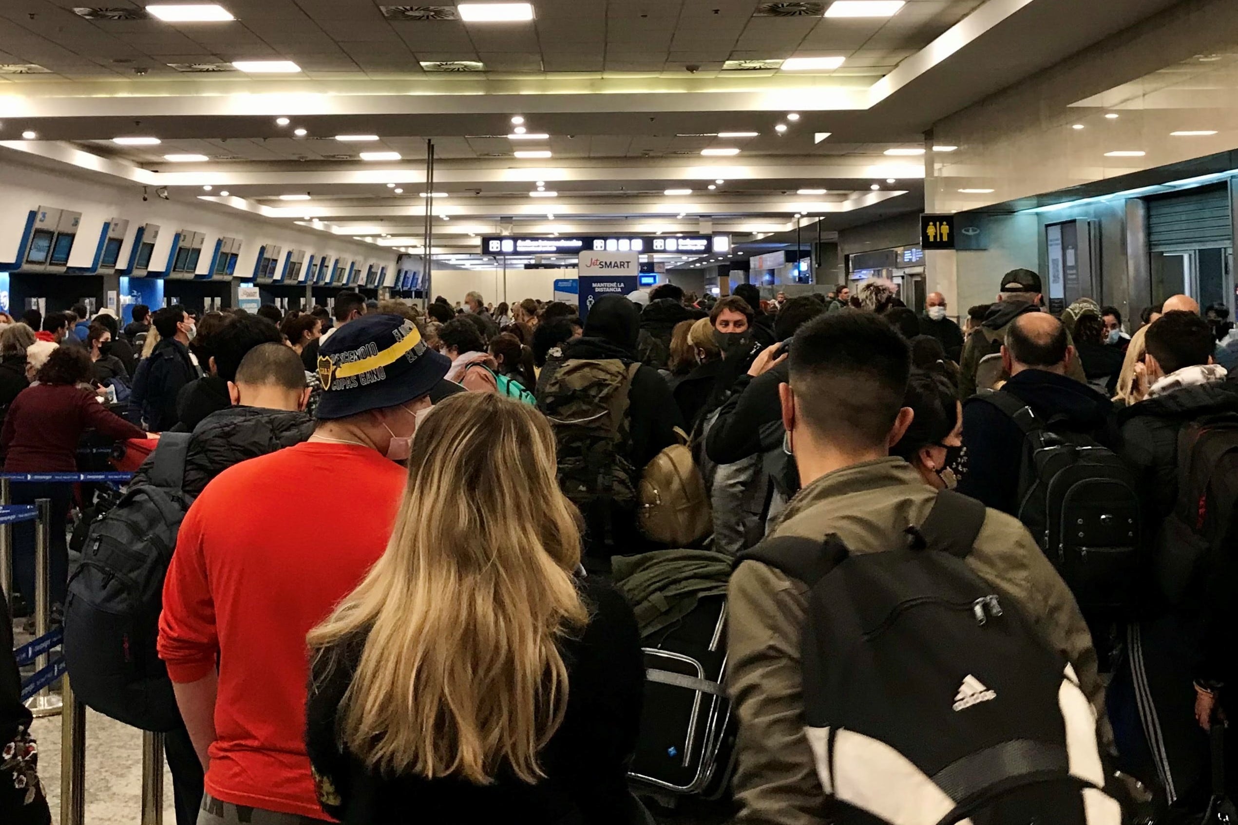 De posponer indefinidamente para evitar el malón de una cancelación, a enviar gente en micro a otro aeropuerto y sin certezas