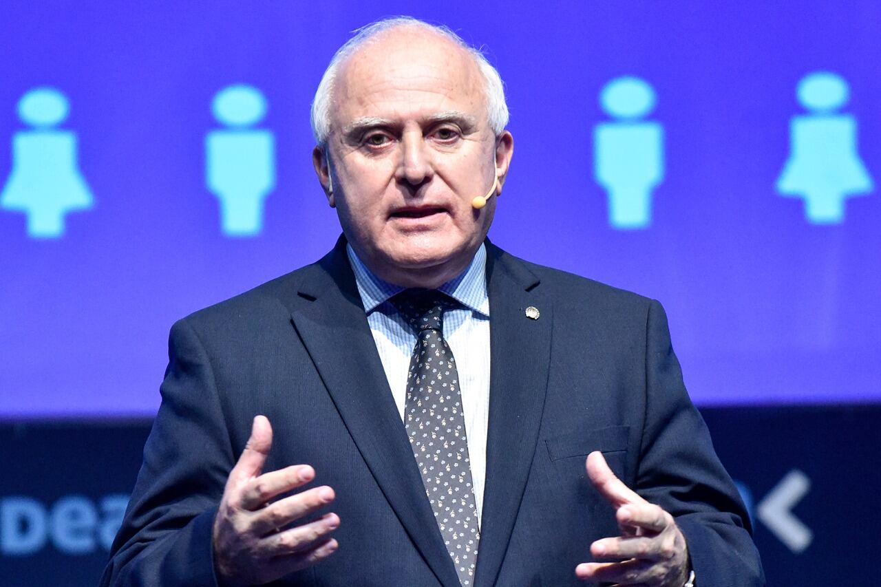 El exgobernador y actual presidente de la Cámara de Diputados de la provincia de Santa Fe, Miguel Lifschitz, dio positivo de coronavirus y se mantiene aislado. 