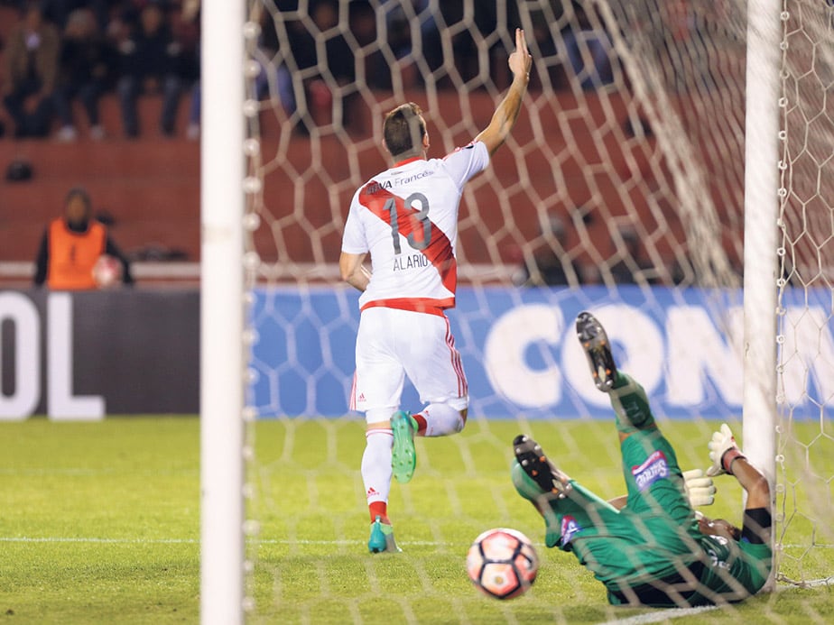 Alario festeja la apertura del marcador y su tercer gol en la Copa.