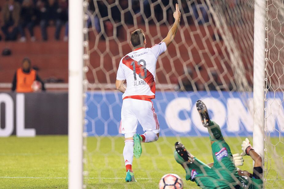 Alario festeja la apertura del marcador y su tercer gol en la Copa.