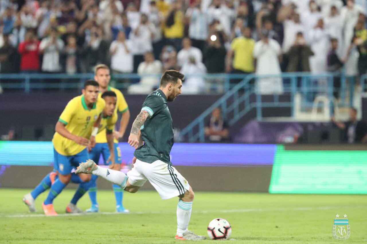 El momento del penal de Messi, que necesitó del rebote para convertir.