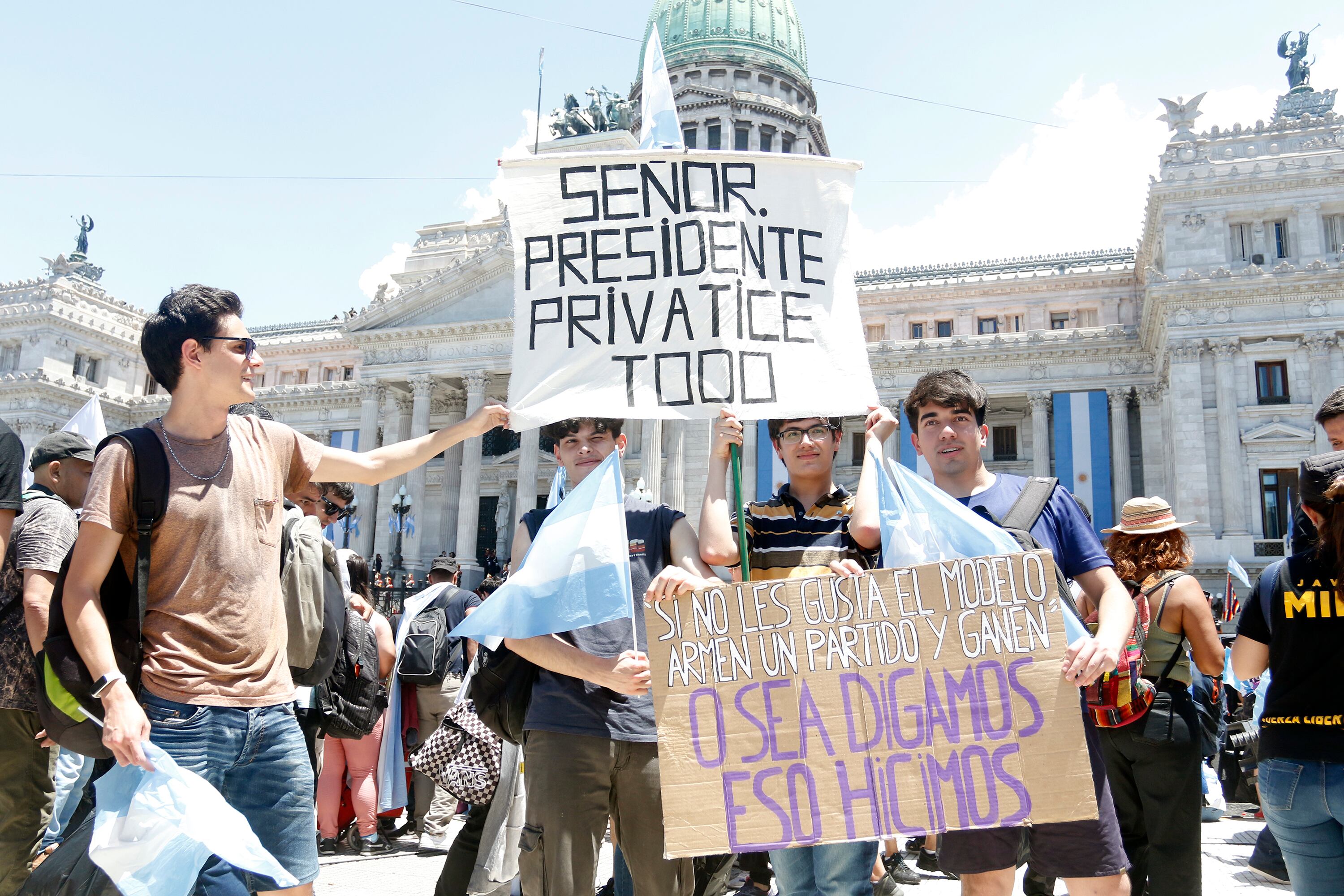 Jovenes libertarios el día de la asunción de Javier Milei.