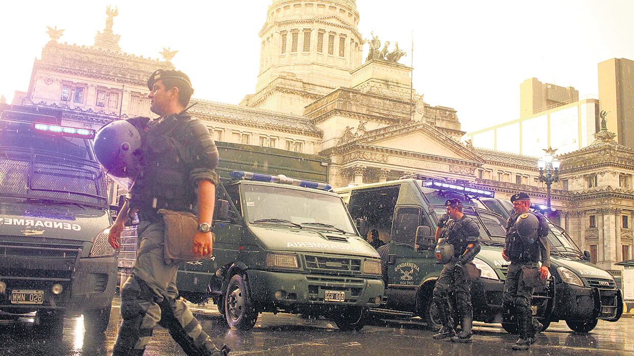 El Gobierno montó ayer un fuerte operativo de seguridad en el Congreso adonde convocaron a manifestar hoy sindicatos y movimientos sociales.