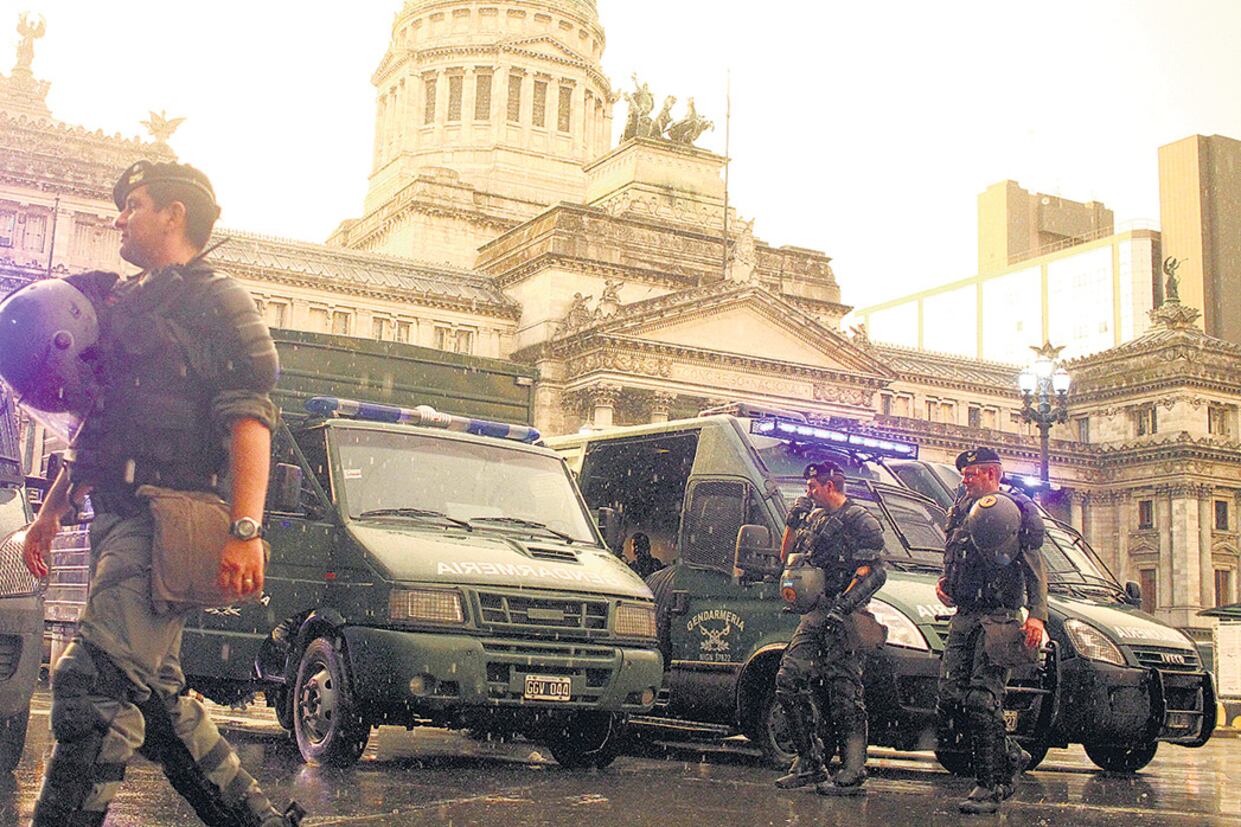 El Gobierno montó ayer un fuerte operativo de seguridad en el Congreso adonde convocaron a manifestar hoy sindicatos y movimientos sociales.