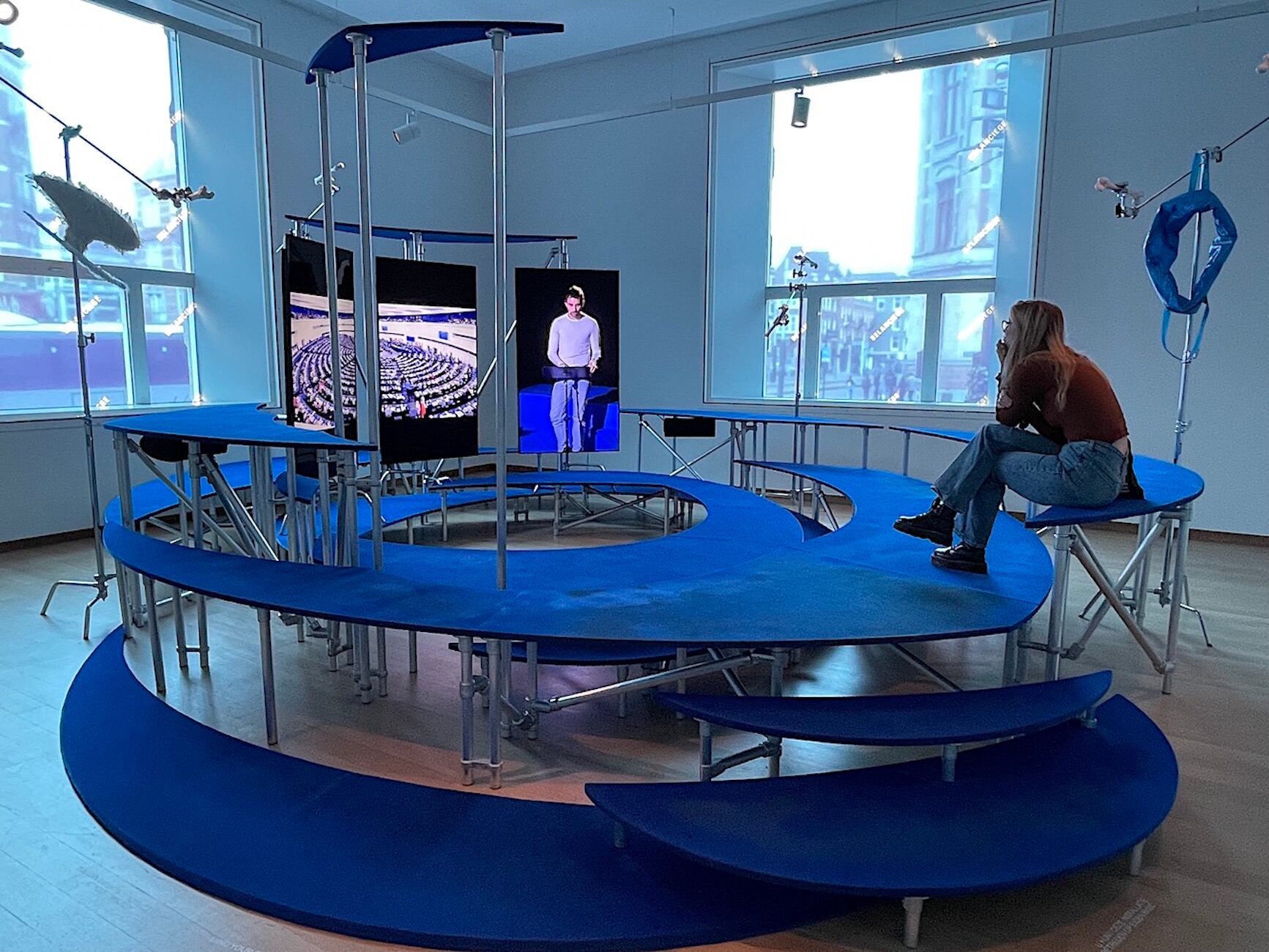 Una de las videoinstalaciones de Hito Steyerl. Abajo: "La Torre", otra videoinstalación de H. Steyerl.