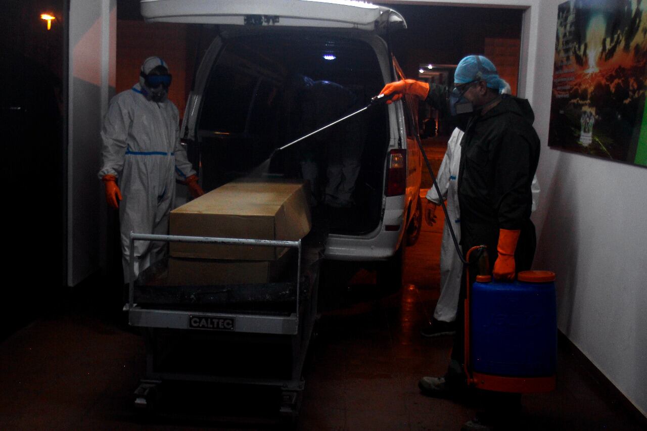 El sistema de salud de Bolivia colapsó y obligó a la apertura de fosas comunes y entierros en cajones de cartón.