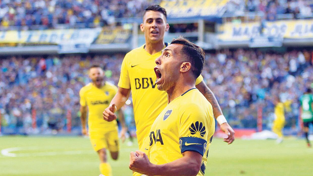 Tevez festeja su gol, el primero de Boca que abrió la goleada ante el San Martín sanjuanino. Pavón se acerca para compartir su felicidad.