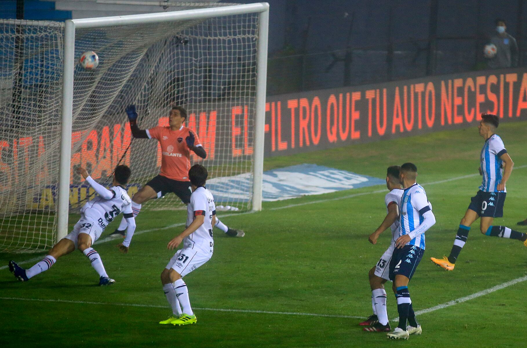 Centro cerrado de Chancalay, Scocco intenta sacarla y se mete en el ángulo.