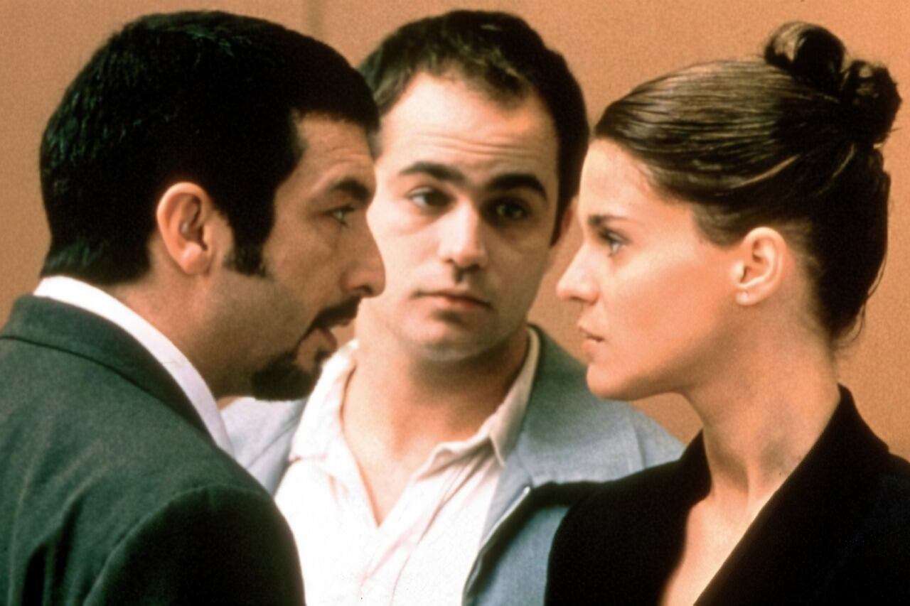 Nueve reinas, una historia construida como una mamushka de engaños en la que nadie es quien dice ser.