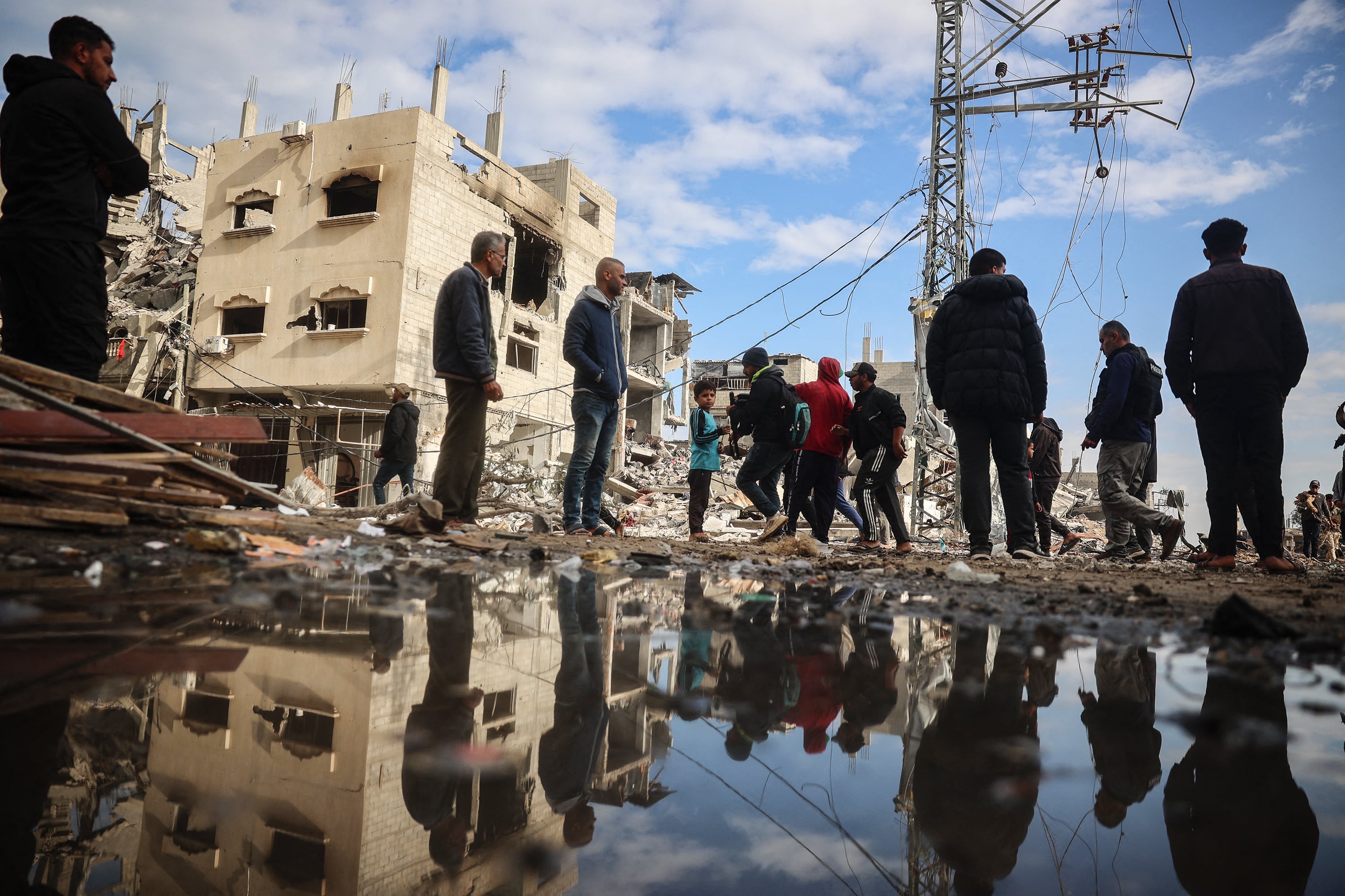 Palestinos inspeccionan el daño tras un bombardeo en el centro de la franja.
