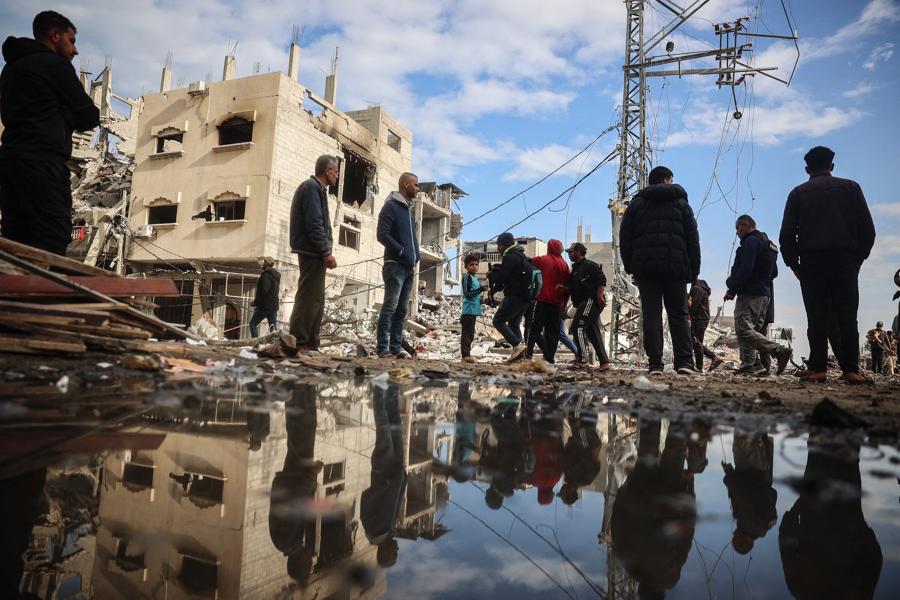 Palestinos inspeccionan el daño tras un bombardeo en el centro de la franja.
