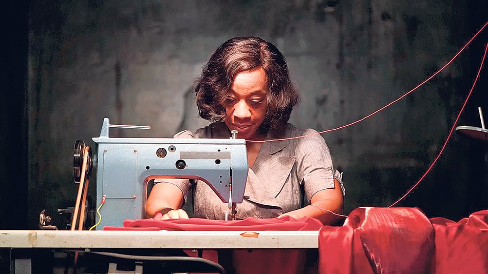 En In Fabric, Strickland vuelve a beber de las fuentes del terror europeo de los 60 y 70.