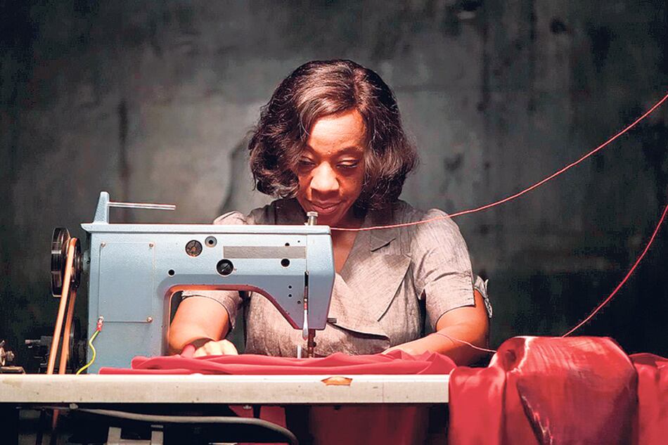 En In Fabric, Strickland vuelve a beber de las fuentes del terror europeo de los 60 y 70.