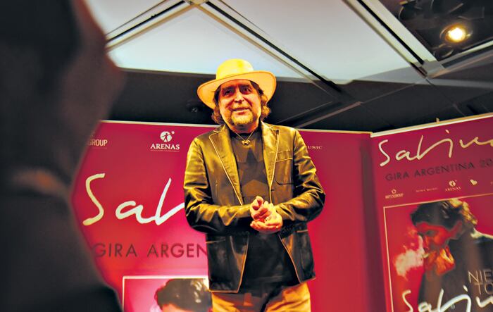 “Supongo que haré algunos discos más. ¡Tengo dos hijas y Hacienda me persigue!”, bromeó Sabina en la conferencia de prensa.