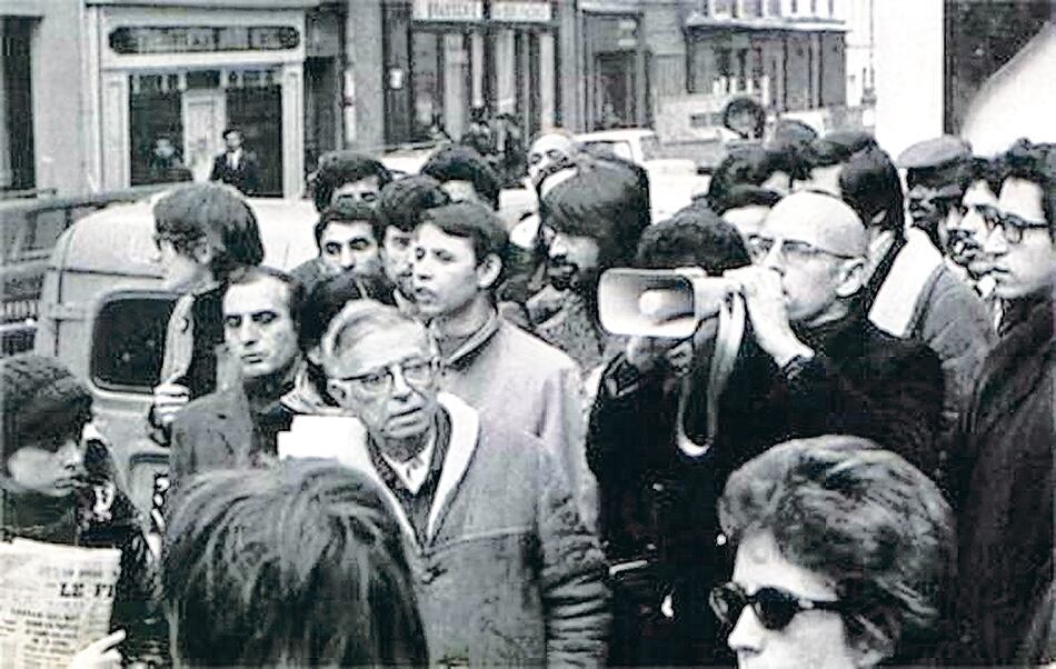 Jean-Paul Sartre junto a los estudiantes en las calles de París.