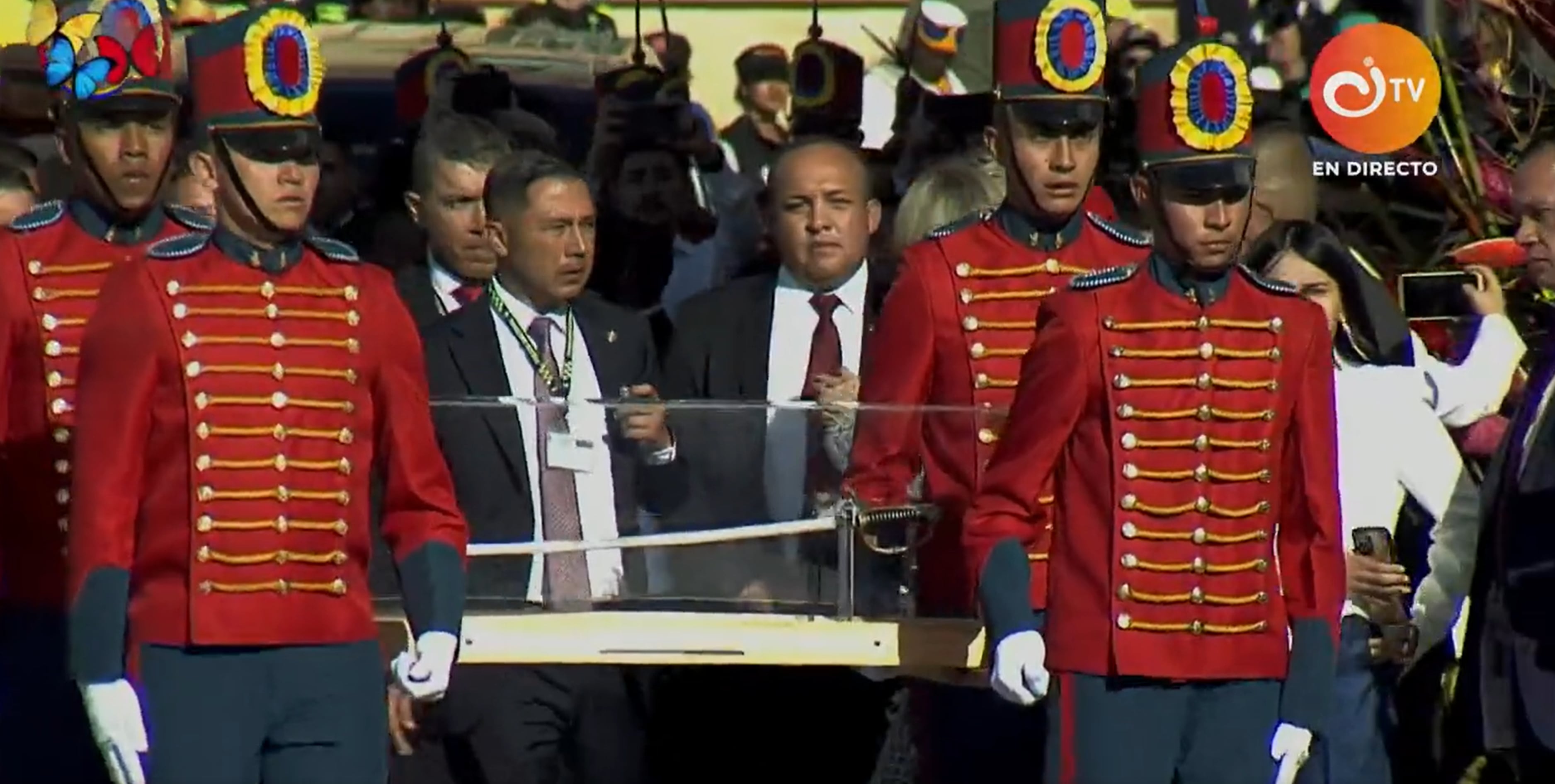 La espada de Bolivar es trasladada para la asunción del presidente de Colombia, Gustavo Petro / Captura 