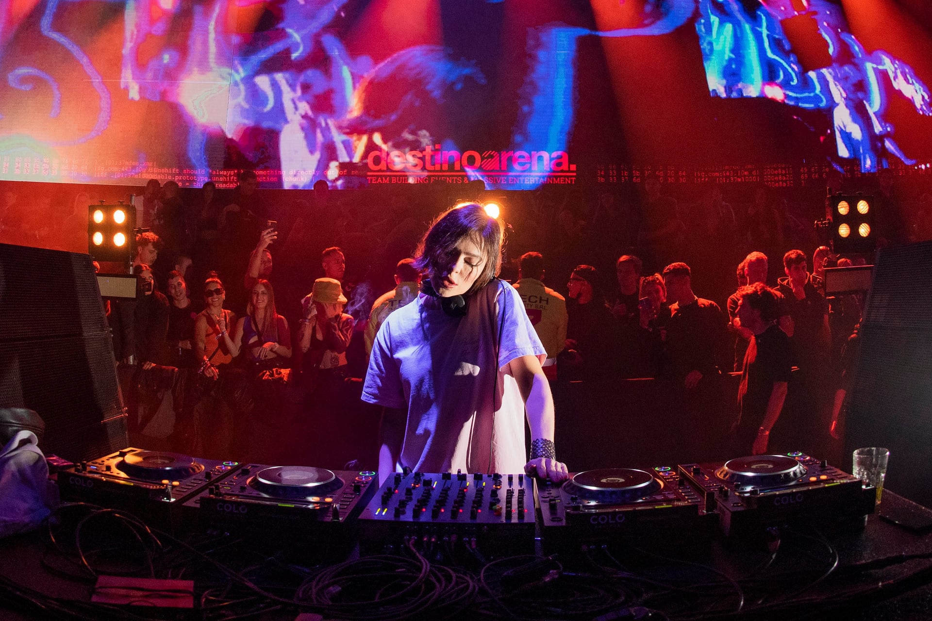 Kraviz tocó en los principales clubes y festivales del mundo, pero también en la Torre Eiffel, en la Gran Muralla China y en el Olimpo