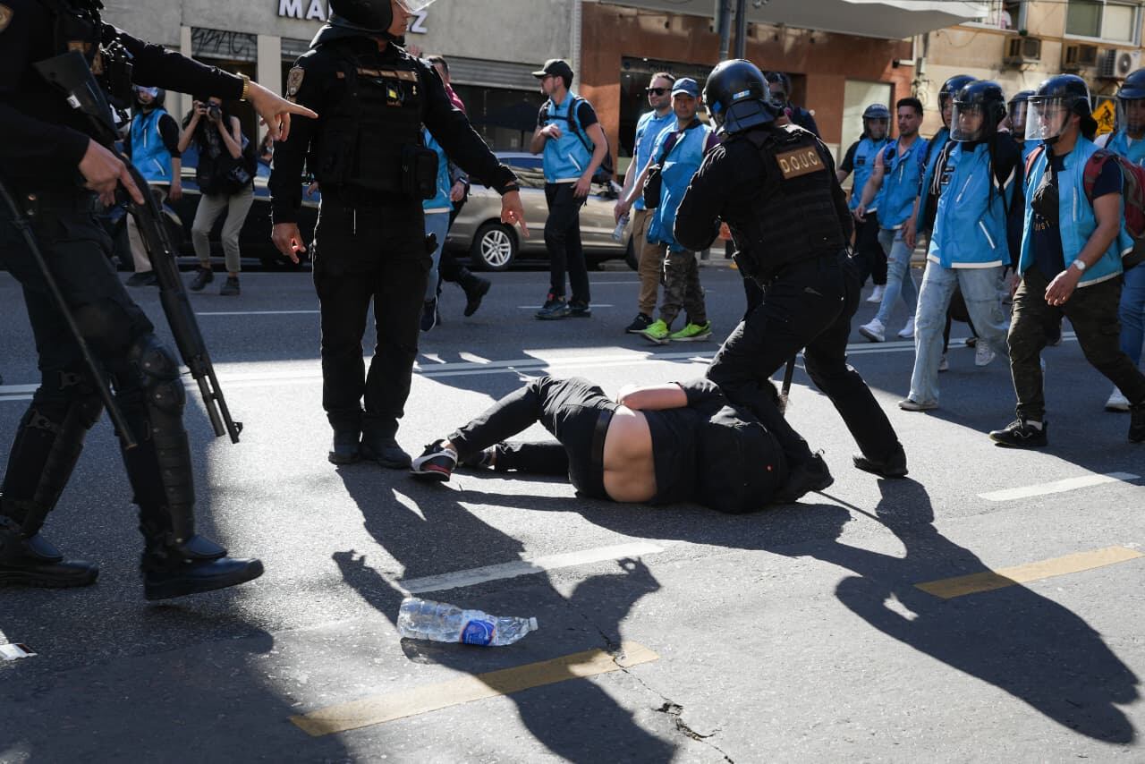 La policía arremetió contra manifestantes y fotógrafos en la marcha de jubilados