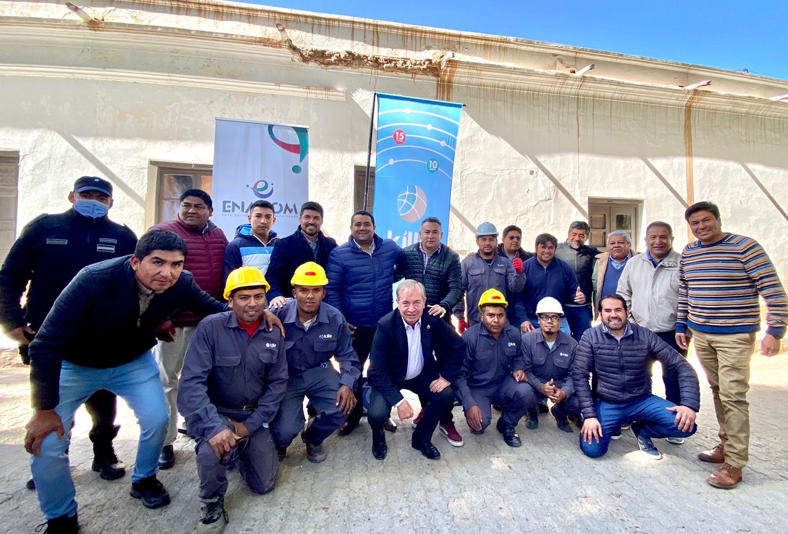 Quilodrán en Seclantás, junto a trabajadores locales y funcionarios provinciales y municipales. 