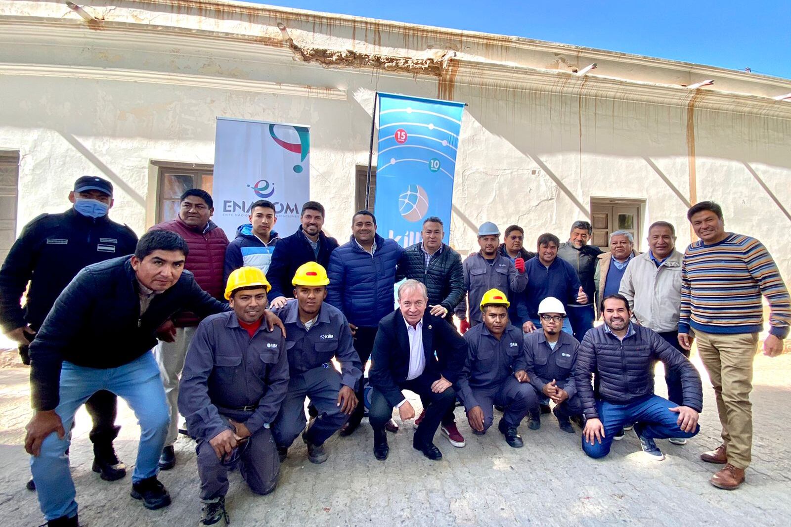 Quilodrán en Seclantás, junto a trabajadores locales y funcionarios provinciales y municipales.