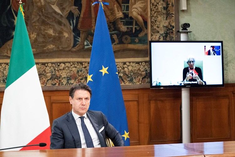 El premier Conte se reunió con la oposición y habló por videoconferencia con otros líderes europeos.