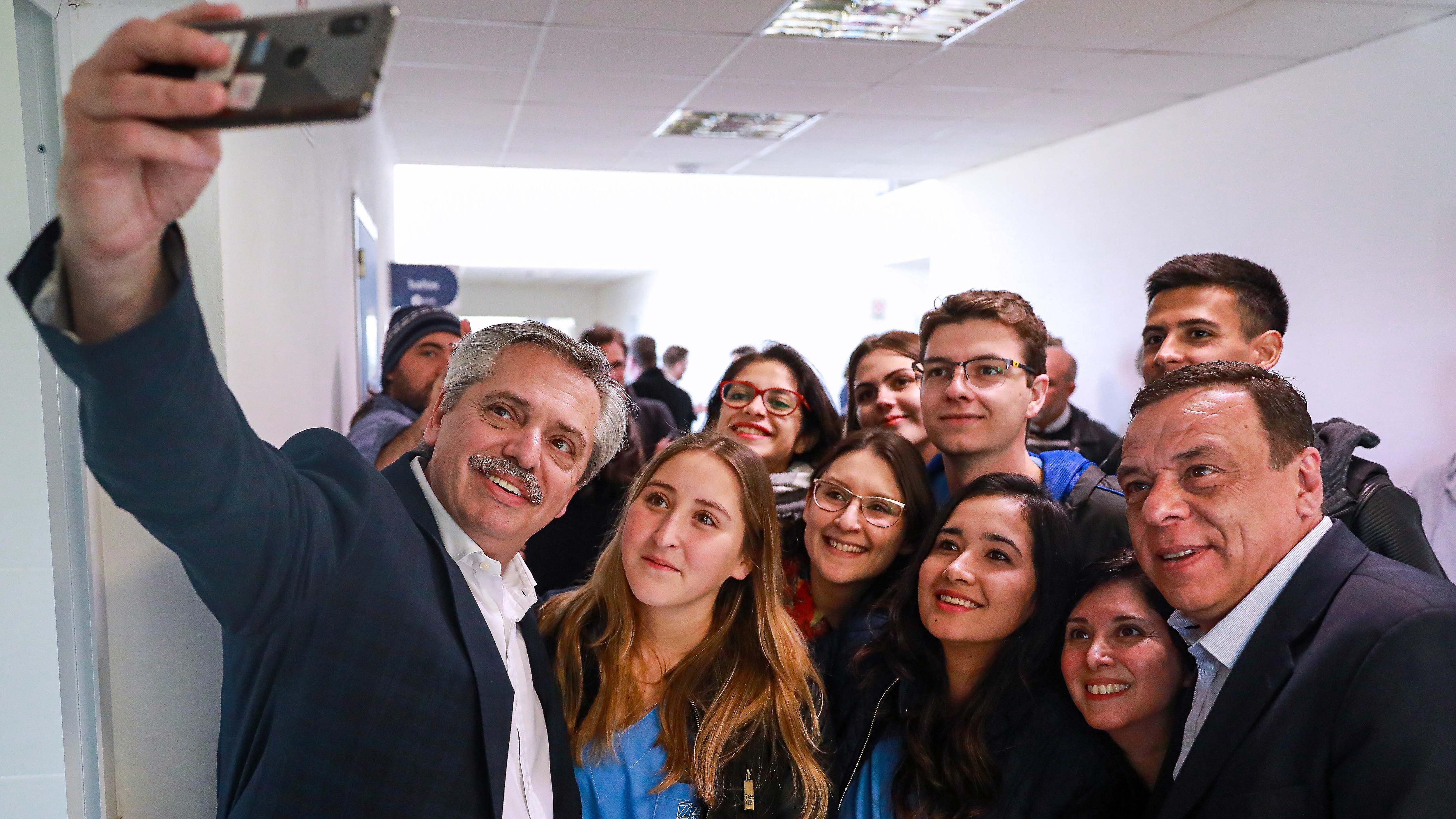 Alberto Fernández junto al intendente de Zárate, Osvaldo Caffaro.