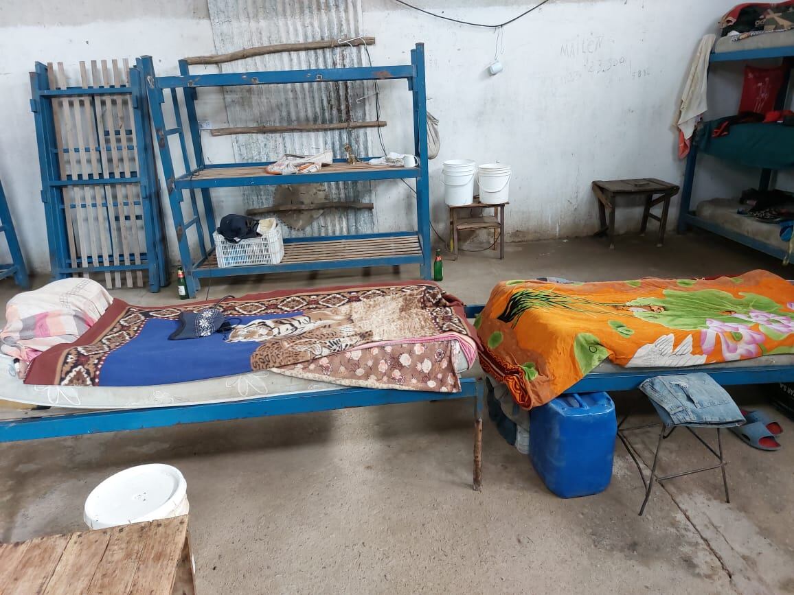 Camas sostenidas con bidones.